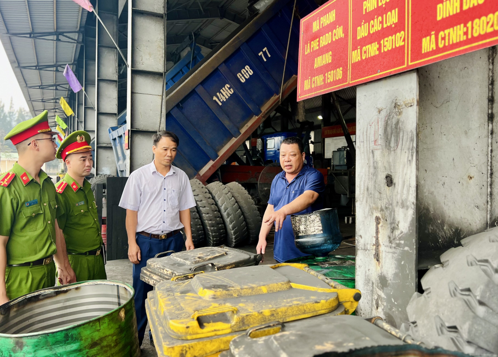 Cảnh sát PCCC&CNCH kiểm tra công tác đảm bảo an toàn PCCC tại Xưởng cơ khí, Công ty Tuyển than Uông Bí - TKV.