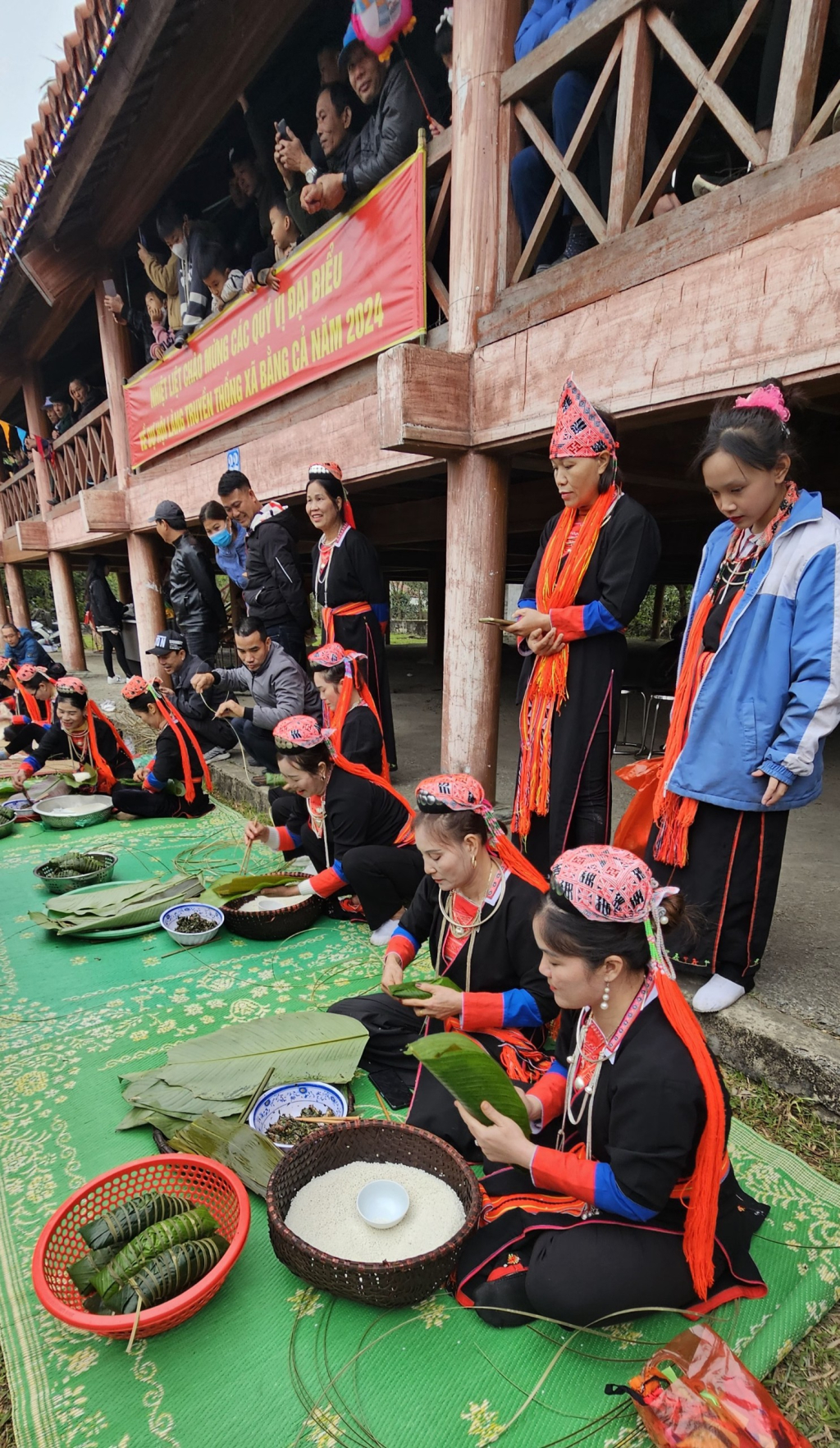 Thi gói bánh tại Ngày hội làng năm 2024 của người Dao Thanh Y xã Bằng Cả (TP Hạ Long).