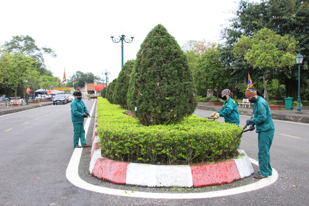 Công ty Cổ phần giao thông công chính đã tổ chức tổng dọn vệ sinh khuôn viên di tích đền Trần Hưng Đạo, miếu Vua Bà, tạo cảnh quan môi trường sạch đẹp.