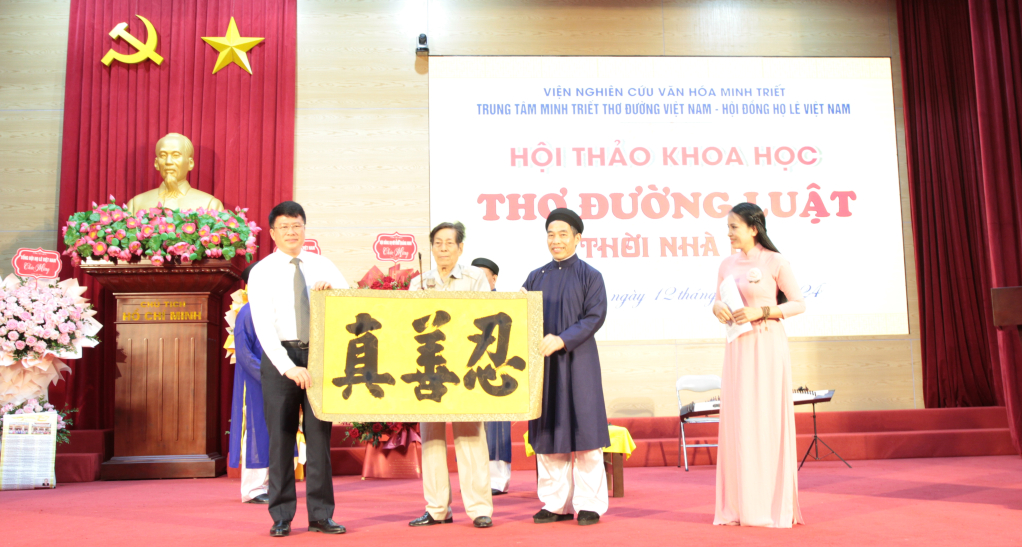 Ban Tổ chức tặng thư pháp chữ Hán cho đại diện thành phố Hạ Long.
