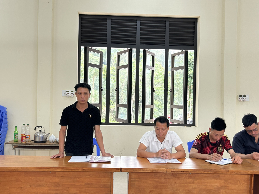 Quần chúng ưu tú Chìu A Sẹc, 36 tuổi ở thôn Khe Ngàn, xã Đại Dực, huyện Tiên Yên hoàn thành lớp bồi dưỡng cảm tình Đảng.
