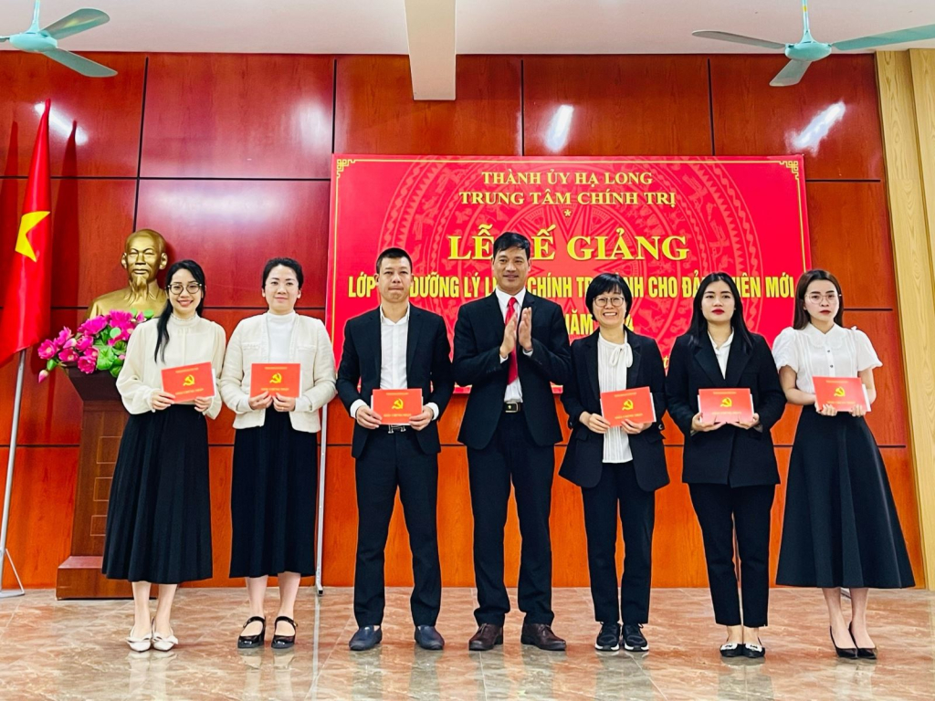 TP Hạ Long tổ chức lễ bế giảng lớp bồi dưỡng lý luận chính trị cho 57 đảng viên mới.