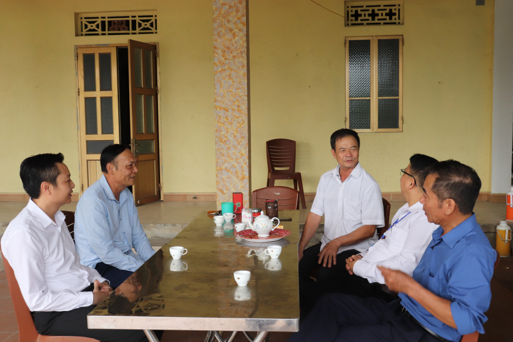 Bí thư Đảng ủy xã Tân Việt, TX Đông Triều trò chuyện với các đảng viên trong xã.