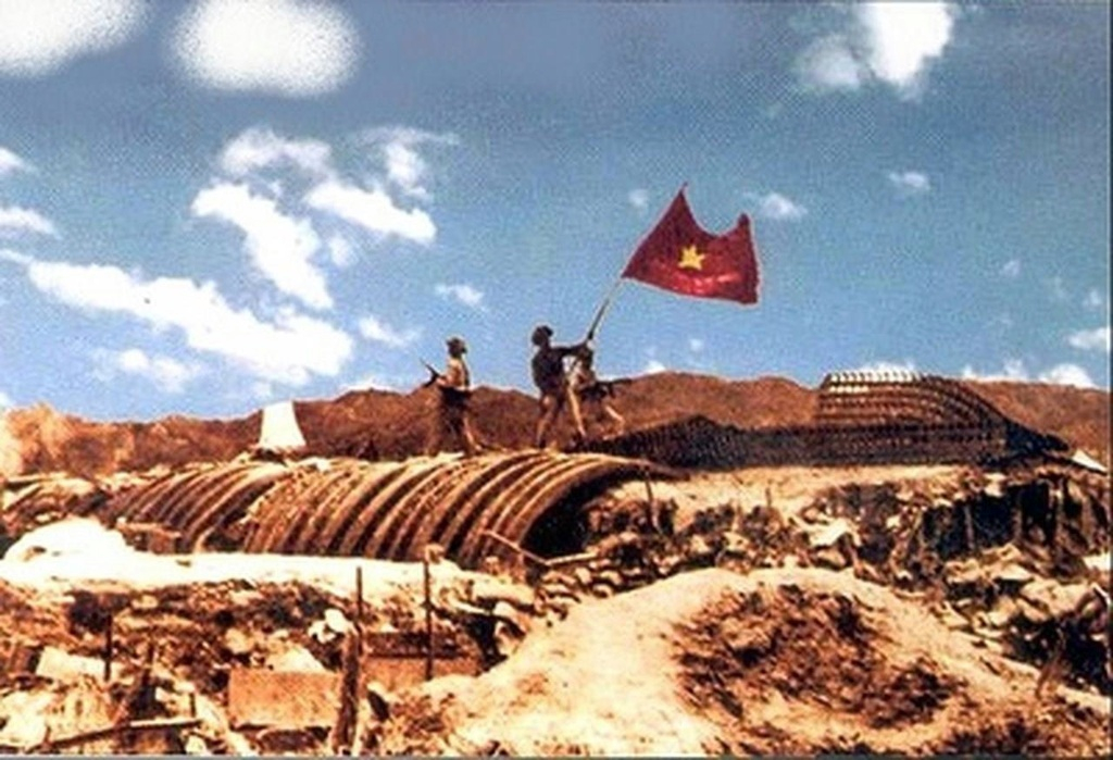 17 giờ 30 phút ngày 7/5/1954, bộ đội Việt Nam chiếm sở chỉ huy trung tâm, tướng Đờ Caxtơri cùng toàn bộ Bộ Tham mưu và binh lính tập đoàn cứ điểm Điện Biên Phủ kéo cờ trắng ra hàng (Ảnh tư liệu)