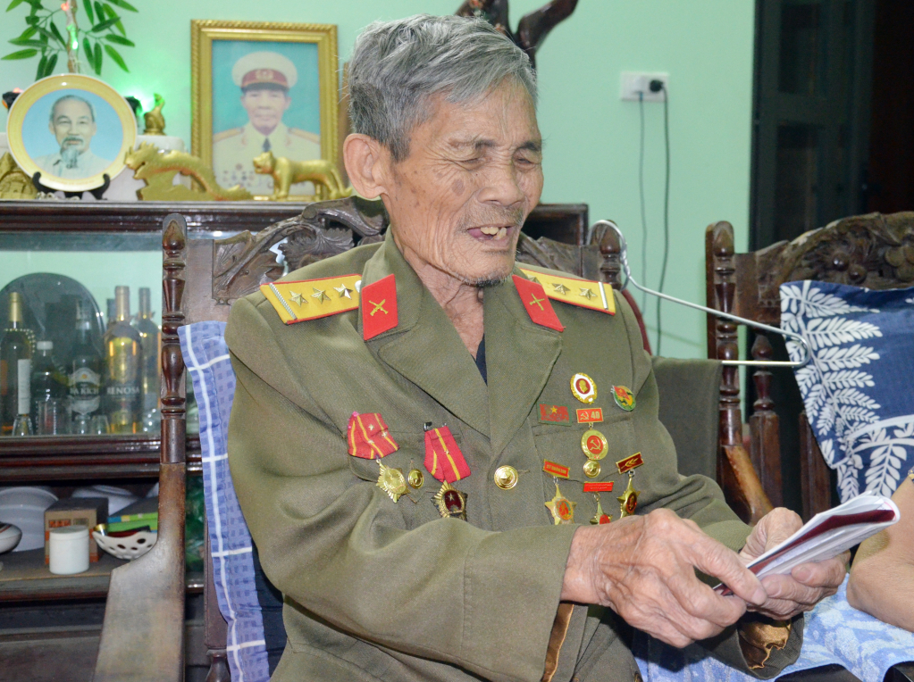 Ông Trần Trọng Tú tìm lại những trang ghi chép của mình trước đây về giai đoạn tham gia Chiến dịch Điện Biên Phủ 70 năm về trước.