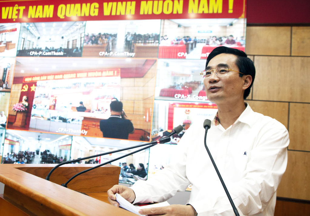 Đồng chí Nguyễn Anh Tú, Bí thư Thành ủy, Chủ tịch HĐND thành phố Cẩm Phả phát biểu tại hội nghị