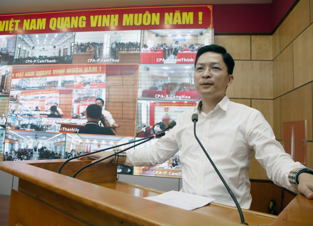 Đồng chí Phạm Lê Hưng, Chủ tịch UBND thành phố Cẩm Phả phát biểu tại hội nghị