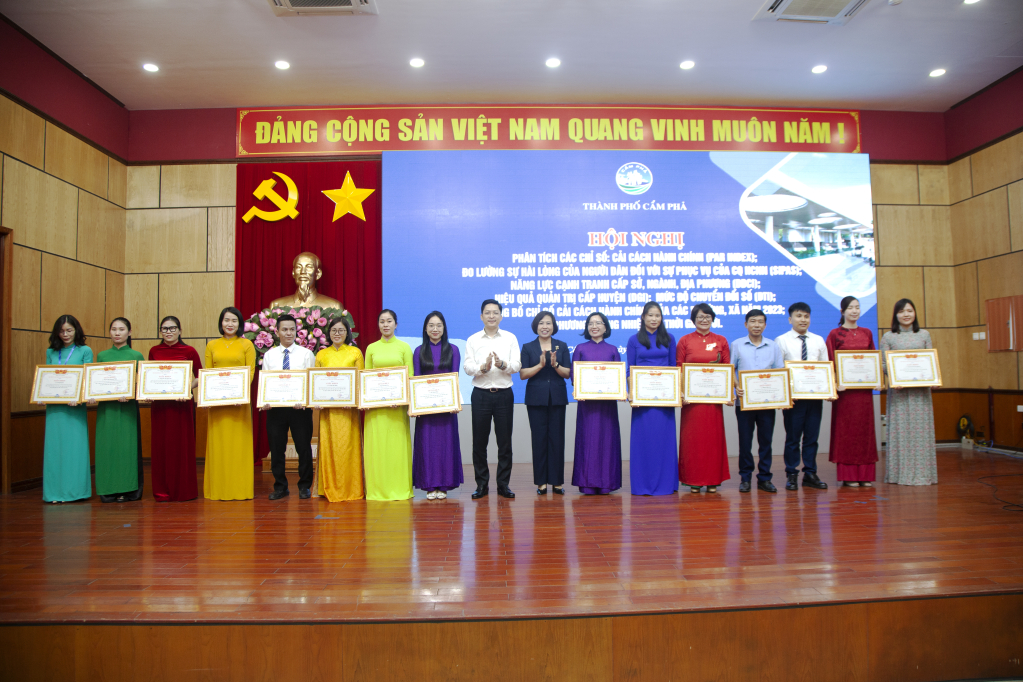 Các tập thể, cá nhân nhận khen thưởng vì có thành tích trong công tác cải cách hành chính thành phố Cẩm Phả