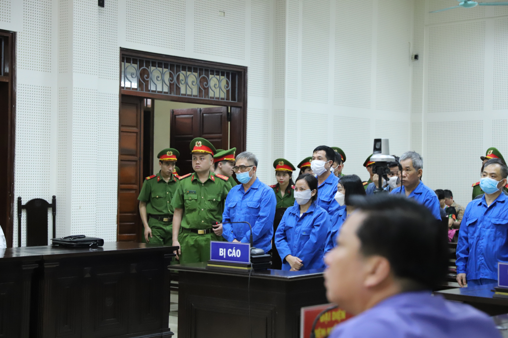 Bị cáo Đỗ Hữu Ca (đeo khẩu trang ngoài cùng bên trái) đứng nghe tòa tuyên án.