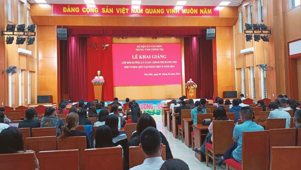 Trung tâm Chính trị huyện Vân Đồn tổ chức lớp bồi dưỡng lý luận chính trị dành cho đối tượng kết nạo Đảng đợt II năm 2024.