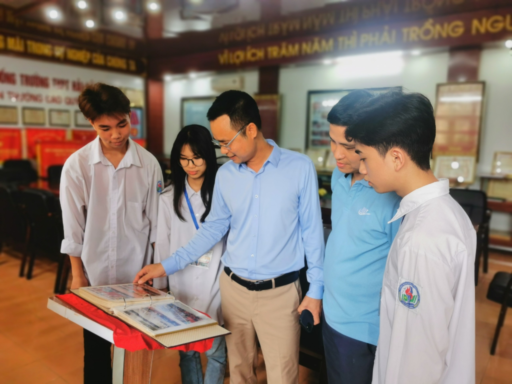 Đảng ủy Trường THPT Hải Đảo (huyện Vân Đồn) tăng cường giáo dục chính trị, hình thành động cơ trong sáng, tích cực rèn luyện, phấn đấu vào Đảng cho học sinh.
