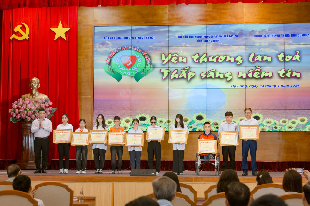 Đồng chí Nghiêm Xuân Cường, Phó Chủ tịch UBND tỉnh tặng bằng khen cho người khuyết tật, trẻ mồ côi tiêu biểu năm 2023