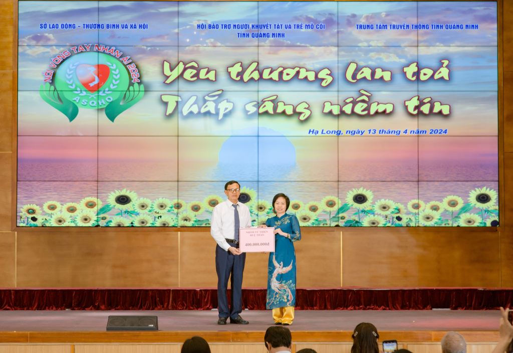 Ông Lãnh Thế Vinh, Chủ tịch Hội Bảo trợ NKT & TMC tỉnh Quảng Ninh tiếp nhận ủng hộ từ các đơn vị, cá nhân trong và ngoài tỉnh