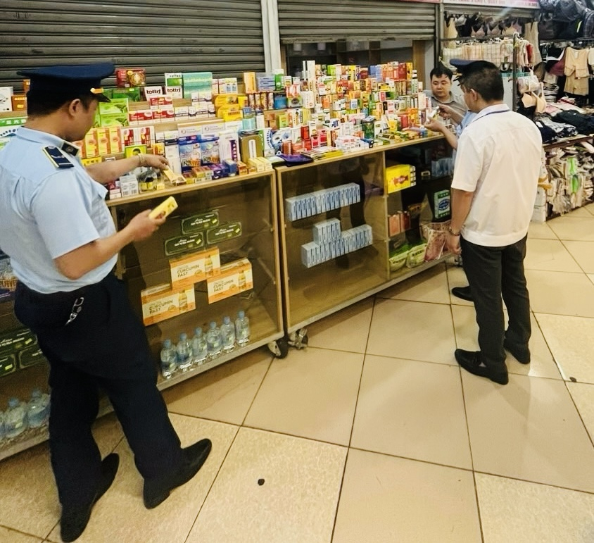 Hơn 2.100 sản phẩm thuốc tân dược nhập lậu được phát hiện tại 02 hộ kinh doanh ở tầng 3, Chợ Trung tâm Móng Cái,