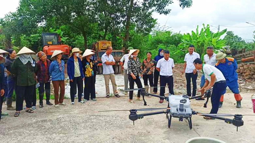 Cán bộ Trung tâm Khuyến nông tỉnh hướng dẫn bà con nông dân phường Phong Hải (TX Quảng Yên) sử dụng thiết bị bay không người lái hỗ trợ sản xuất nông nghiệp.