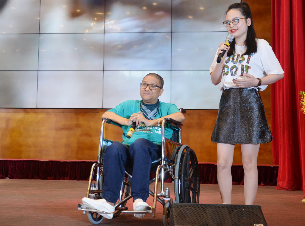 Anh Đặng Minh Tuấn, người khuyết tật đặc biệt nặng đang biểu diễn ca khúc 