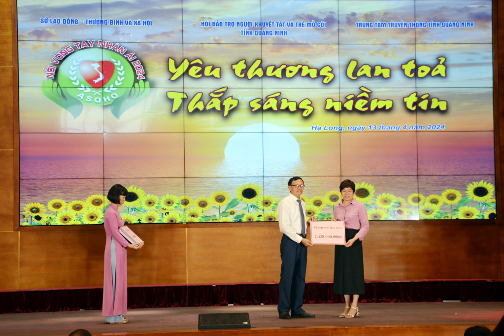 Đại diện TP Hạ Long trao hỗ trợ cho Hội Bảo trợ NKT-TMC tỉnh tại lễ phát động nối vòng tay nhân ái vì NKT, TMC năm 2024.