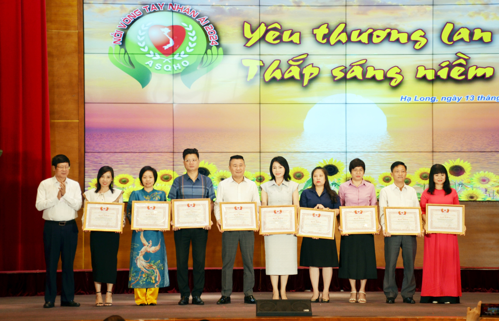 Trung ương Hội Bảo trợ NKT-TMC Việt Nam trao tặng bằng khen cho các doanh nghiệp, nhà hảo tâm có đóng góp cho hoạt động bảo trợ NKT, TMC năm 2023.