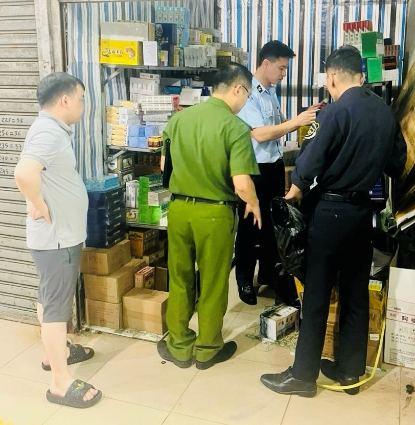 Đội QLTT số 4 phối hợp với các lực lượng của TP Móng Cái phát hiện cửa hàng bán thuốc tân dược nhập lậu.