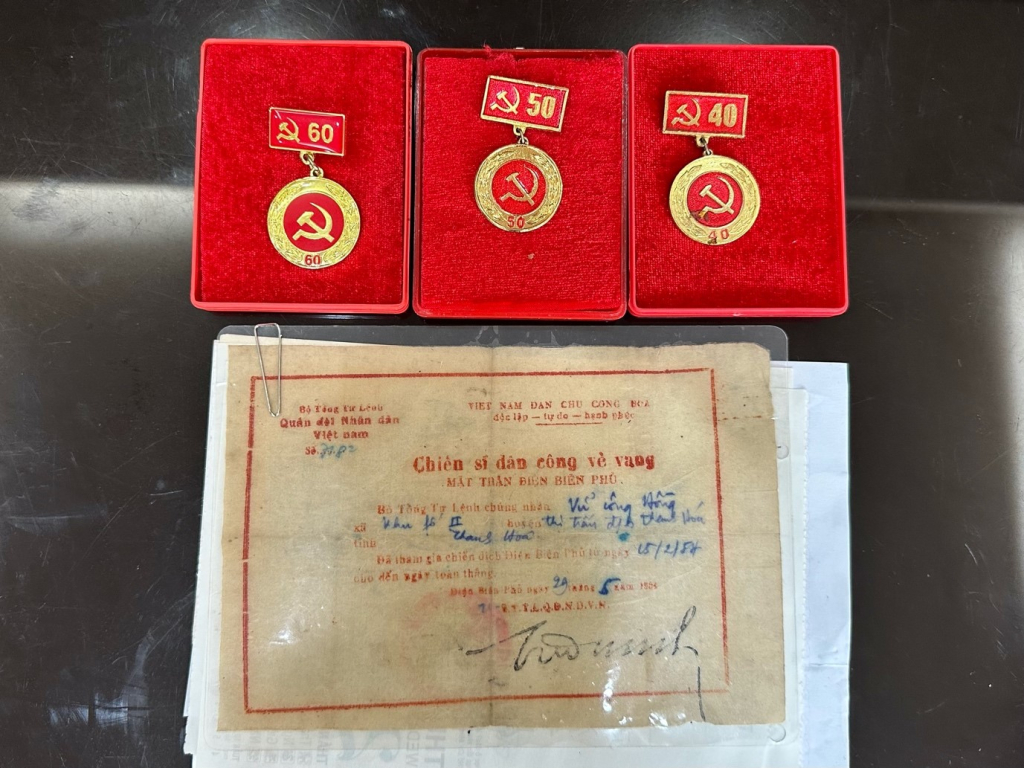 Huân chương và giấy chứng nhận tham gia chiến dịch Điện Biên Phủ của ông Vũ Công Hồng..