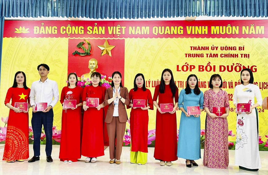 Trung tâm Chính trị TP Uông Bí trao giấy chứng nhận cho các học viên lớp bồi dưỡng lý luận chính trị cho đảng viên mới và lớp bồi dưỡng lịch sử Đảng khoá 1 năm 2024.