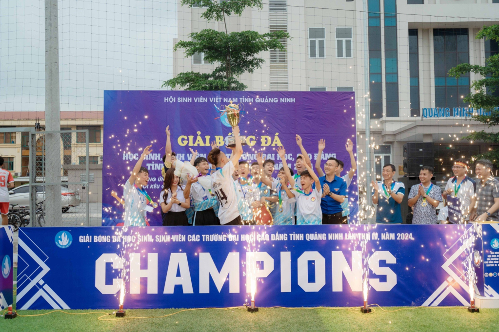 Đội bóng trường Cao đẳng Công nghiệp và Xây dựng Quảng Ninh xuất sắc giành giải vô địch.