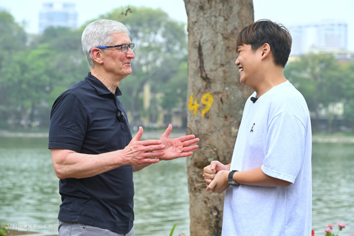 Tim Cook meets tech influencer in first Vietnam visit