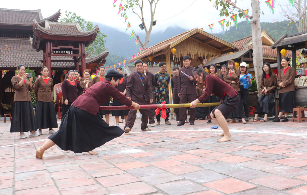 Người dân, du khách thích thú cổ vũ trò chơi đẩy gậy tại chương trình “Làng Việt - Tết xưa” năm 2024 tổ chức tại Đình Làng Nương (xã Thượng Yên Công, TP Uông Bí). Ảnh: Nguyễn Huế