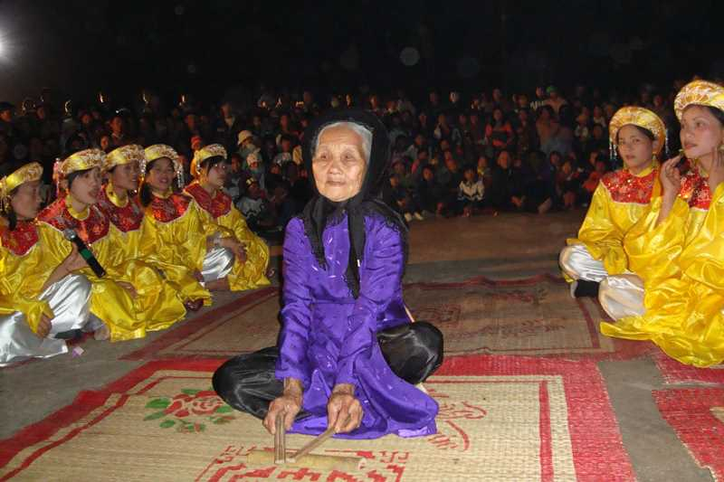 Cụ Đặng Thị Tự biểu diễn ca trù tại lễ hội đình Đầm Hà. Ảnh: Phan Thúy Vân (Bảo tàng tỉnh Quảng Ninh)