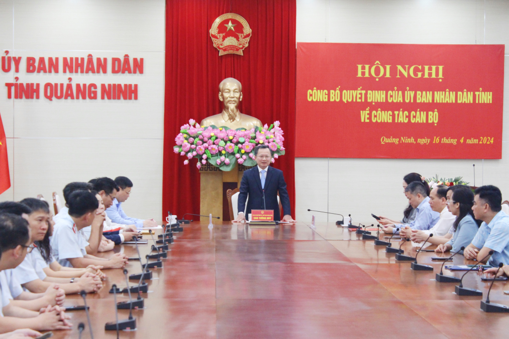 Đồng chí Cao Tường Huy, Chủ tịch UBND tỉnh phát biểu chúc mừng và giao nhiệm vụ cho các đồng chí nhận quyết định bổ nhiệm