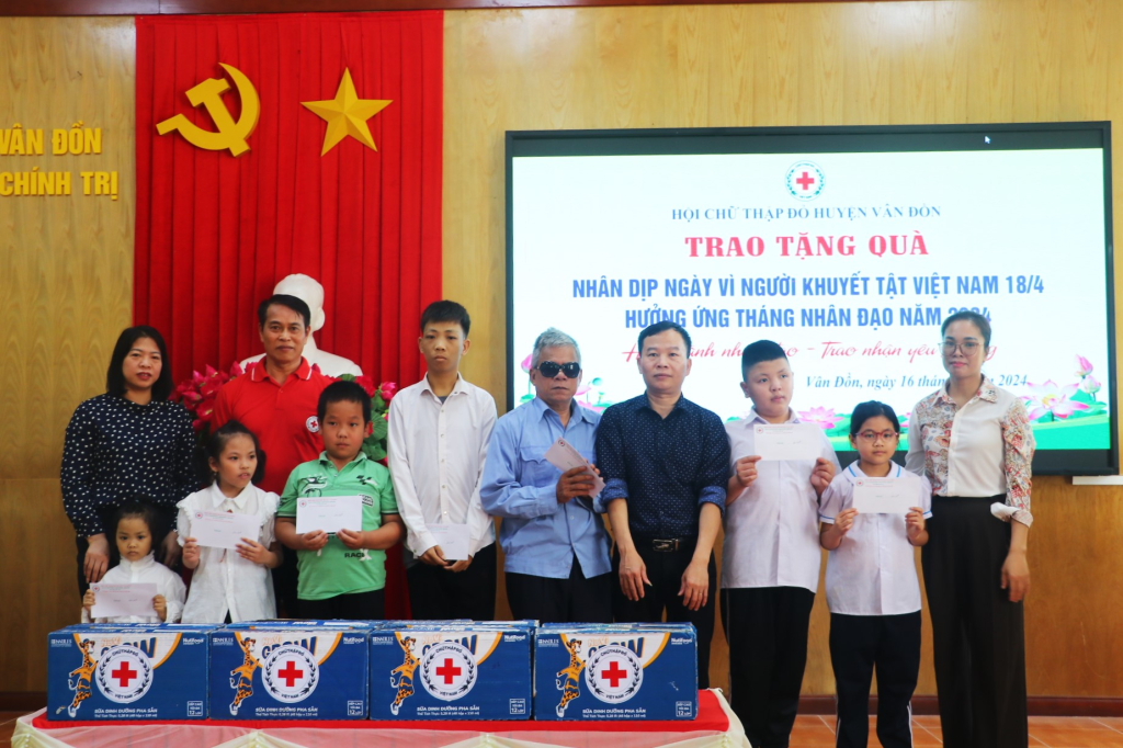 Hội CTĐ cùng các nhà tài trợ huyện Vân Đồn trao tặng quà cho người khuyết tật.