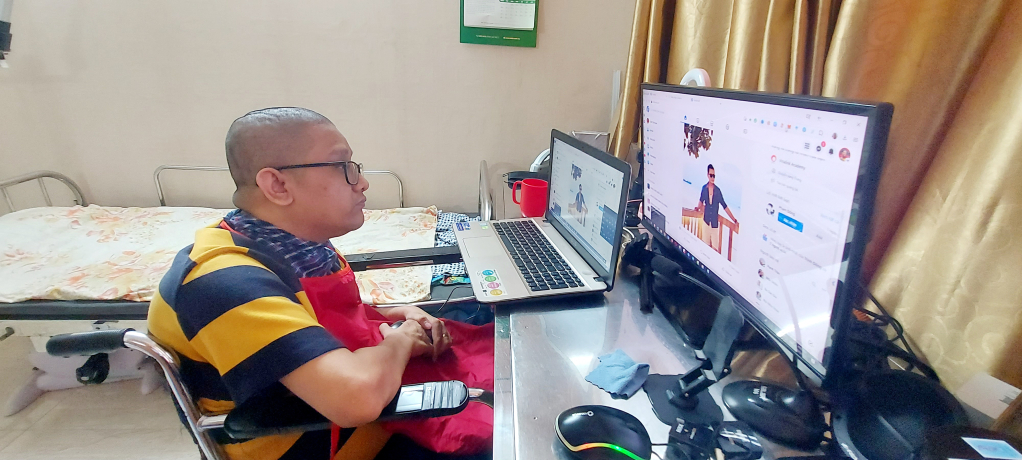 Hàng ngày, Tuấn vẫn say sưa làm việc online và có thu nhập ổn định từ công việc này.