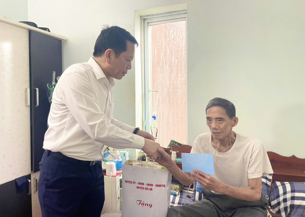 Đồng chí Nguyễn Kim Anh – Tỉnh ủy viên, Bí thư Huyện ủy Hải Hà thăm động viên và tặng quà người khuyết tật tại xã Đường Hoa (Hải Hà).