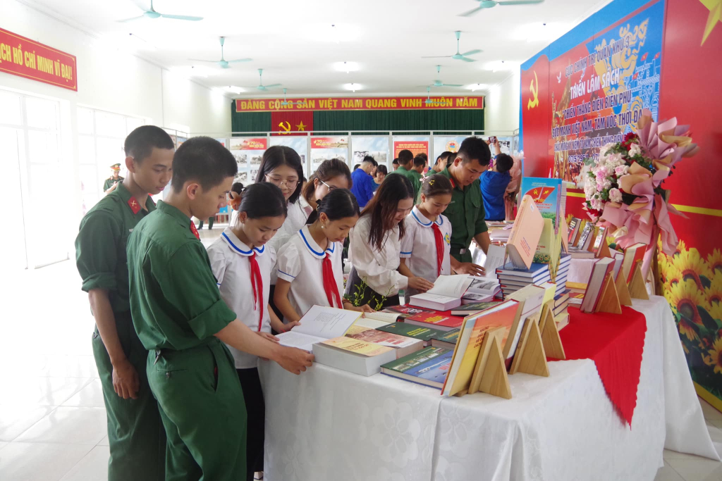 Các Cán bộ, chiến sĩ, học sinh trường Tiểu học và THCS Đông Mai tham quan buổi  triển lãm.