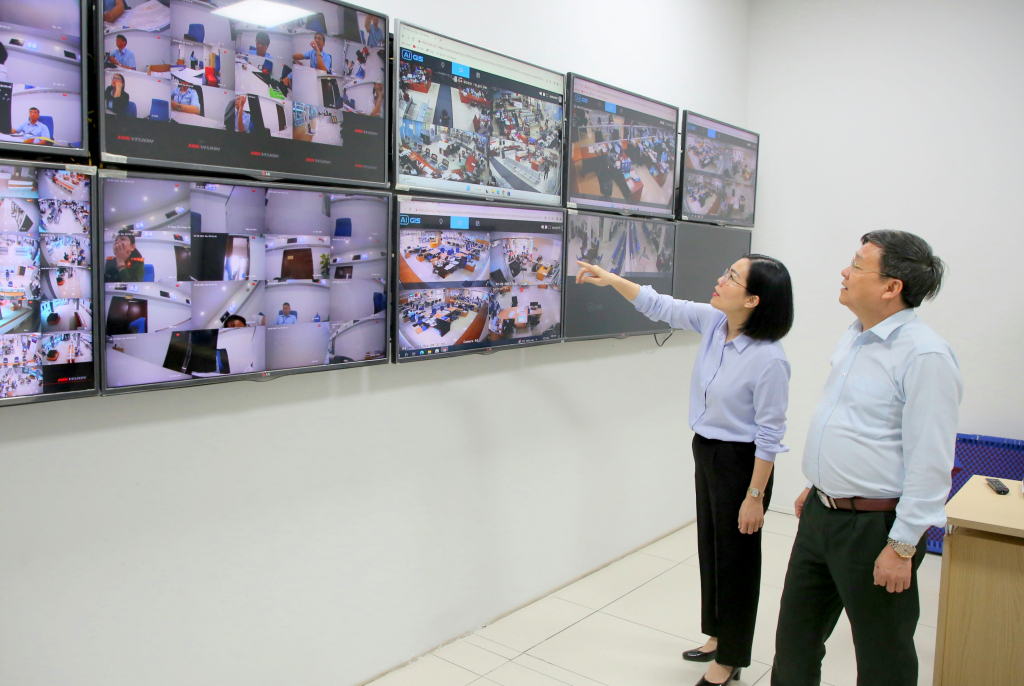 Lãnh đạo Trung tâm Phục vụ HCC tỉnh và Thanh tra tỉnh giám sát hoạt động công vụ qua hệ thống camera. Ảnh: Minh Hà