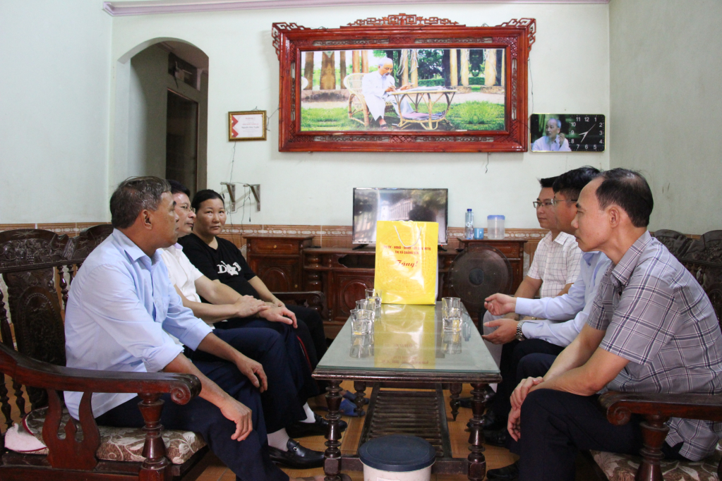 Đồng chí Dương Văn Hào đề nghị lãnh đạo phường Hà An quan tâm, chăm lo cho người khuyết tật trên địa bàn.