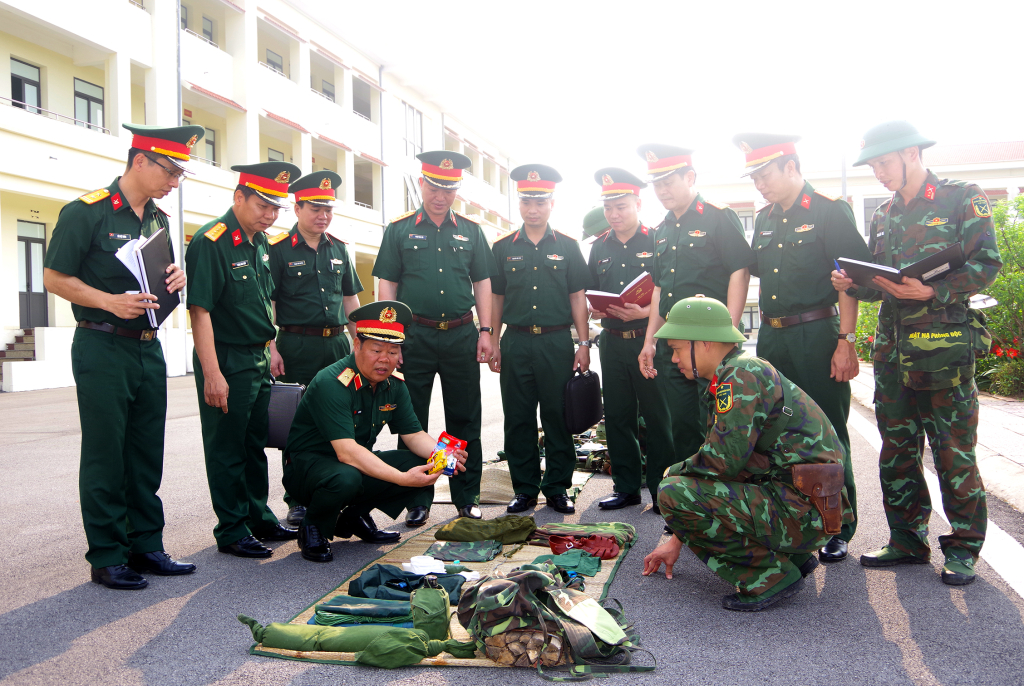 Đoàn công tác Bộ Tư lệnh Quân khu kiểm tra công tác sẵn sàng chiến đấu tại Ban CHQS TP Móng Cái.
