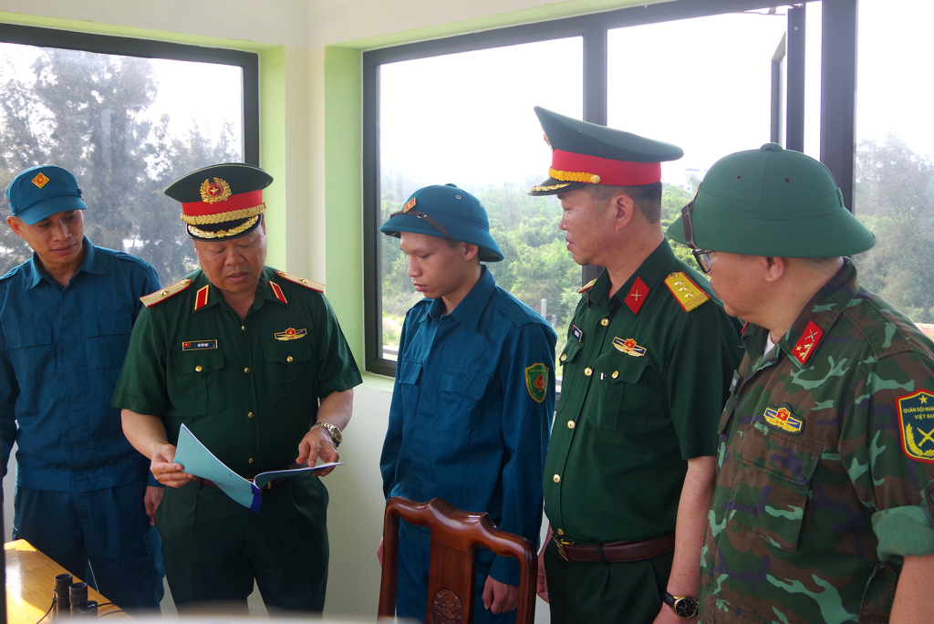 Thiếu tướng Hà Tất Đạt kiểm tra hoạt động của Tiểu đội dân quân thường trực phường Trà Cổ (TP Móng Cái).