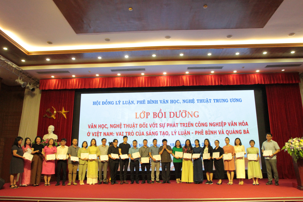 PGS. TS  Nguyễn Thế Kỷ, Chủ tịch Hội đồng Lý luận, phê bình văn học nghệ thuật Trung ương, trao chứng chỉ cho các học viên.