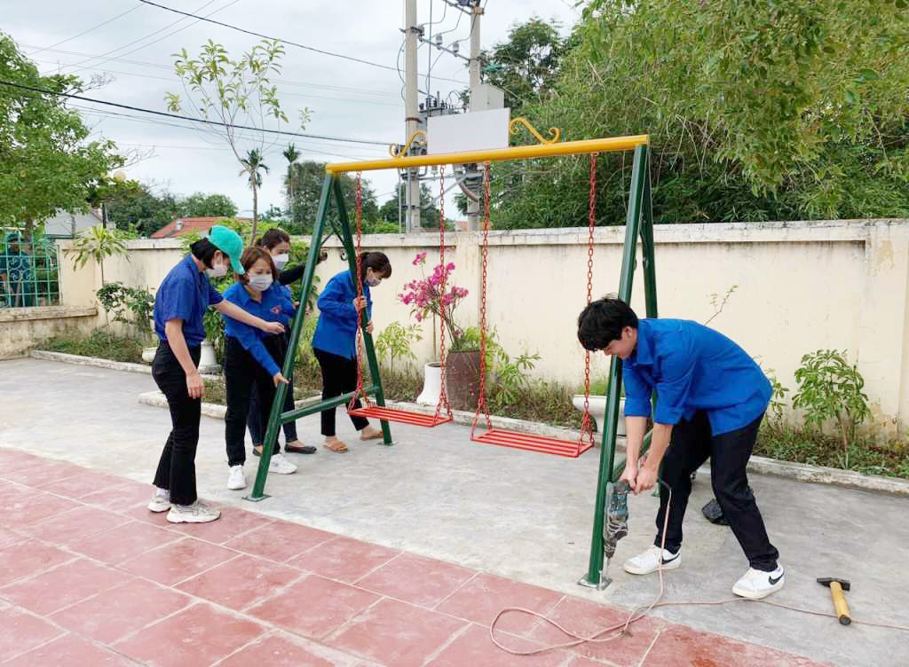 ĐVTN phường Yên Giang (TX Quảng Yên) lắp đặt thiết bị vui chơi cho trẻ em.