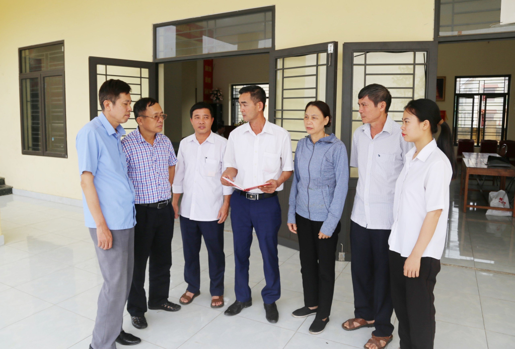 Bí thư chi bộ, trưởng Khu Lạc Thanh, phường Yên Thanh, TP Uông Bí trao đổi với đảng viên khu phố về công tác đảm bảo an ninh trật tự, an toàn xã hội trên địa bàn.