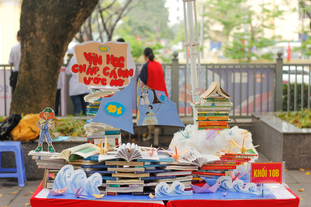 Các khối lớp của Trường THPT Hòn Gai tham gia thi xếp sách nghệ thuật trong chương trình ngoại khóa hưởng ứng Ngày Sách và Văn hoá đọc Việt Nam năm 2024.