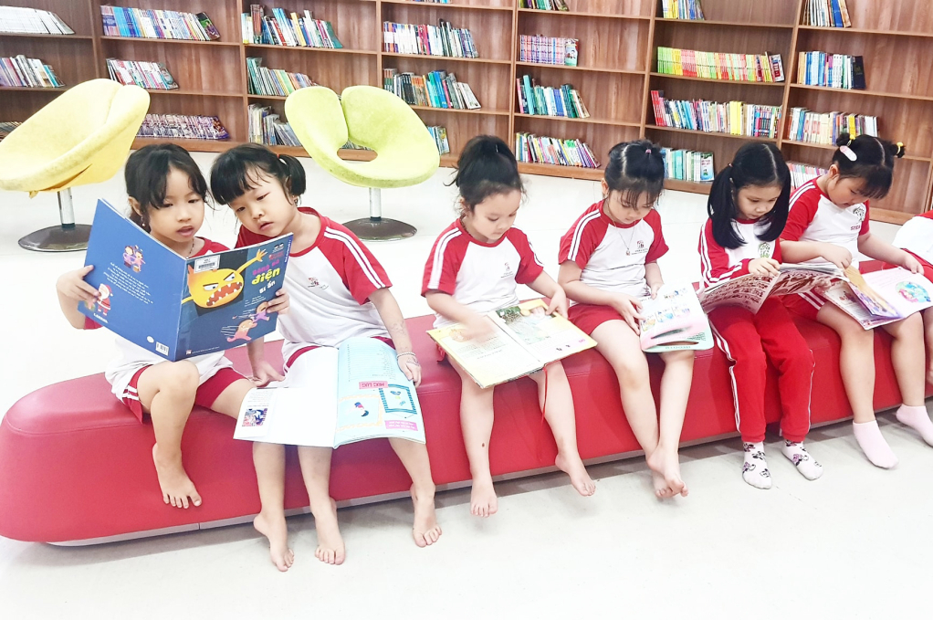 Các em thiếu nhi đọc sách tại Thư viện tỉnh Quảng Ninh.