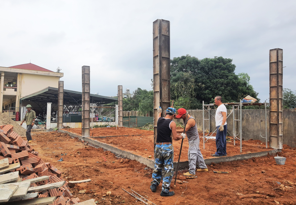 Công trình nhà vệ sinh Trường THCS Nguyễn Trãi đang được thi công.
