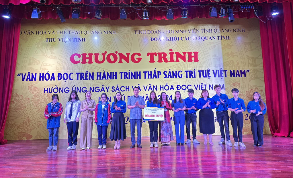 Thư viện tỉnh Quảng Ninh trao tặng thẻ thư viện số, thẻ bạn đọc cho HS, SV nghèo vượt khó