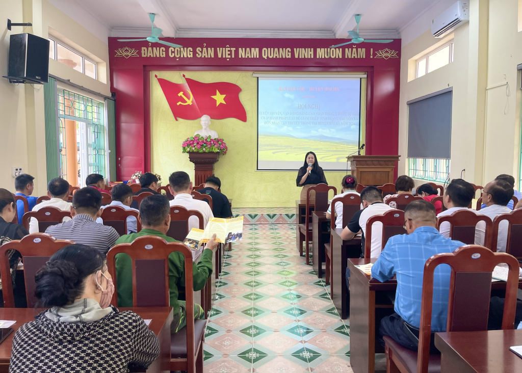 Ban dân tộc tỉnh Quảng Ninh truyền đạt chuyên đề về về tảo hôn và hôn nhân cận huyết thống trong vùng đồng bào dân tộc thiểu số.