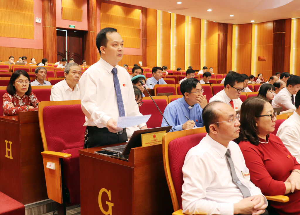 Đại biểu Vũ Đình Nhân, tổ đại biểu TP Cẩm Phả phát biểu thảo luận tại kỳ họp.