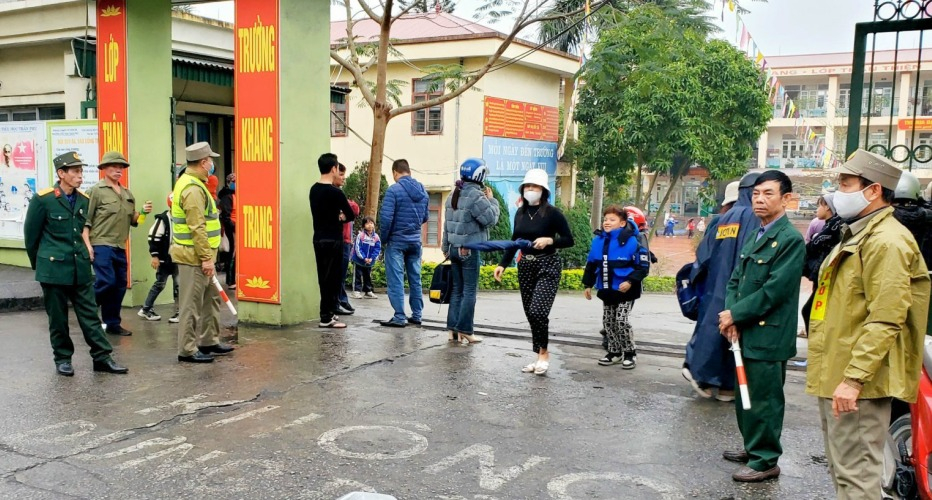 Các cựu chiến binh tham gia mô hình cổng trường an toàn tại Trường Tiểu học Trần Phú (phường Vàng Danh, TP Uông Bí)