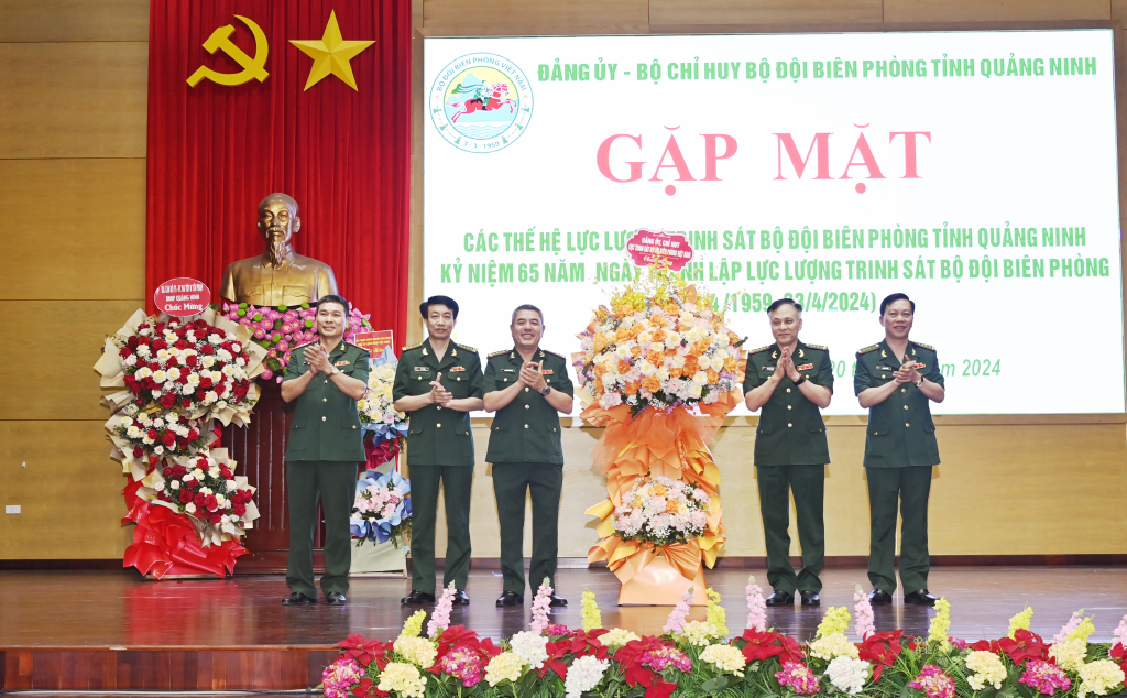 Lãnh đạo Cục Trinh sát, BĐBP Việt Nam tặng hoa chúc mừng lực lượng trinh sát biên phòng tỉnh Quảng Ninh.