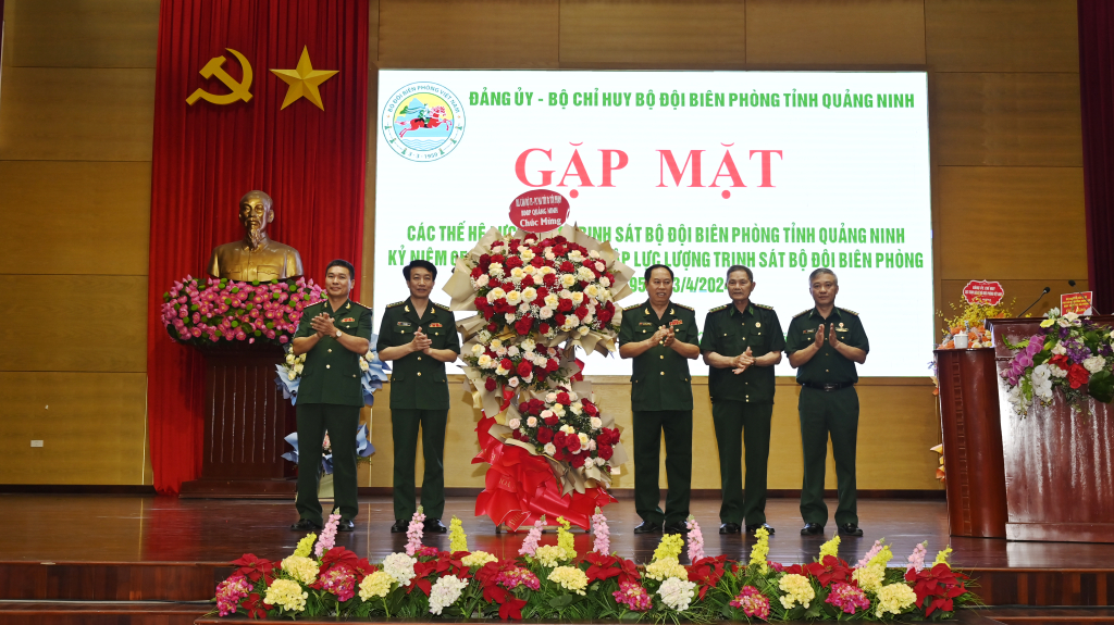 Đại diện Ban liên lạc Trinh sát BĐBP tỉnh tặng hoa chúc mừng lực lượng trinh sát biên phòng tỉnh Quảng Ninh.